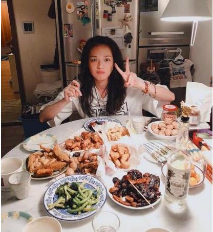 舒淇晒美食遭调侃:一桌美食摆拍or真吃,舒淇年轻时的照片 舒淇晒美食遭调侃:一桌美食摆拍or真吃,舒淇年轻时的照片