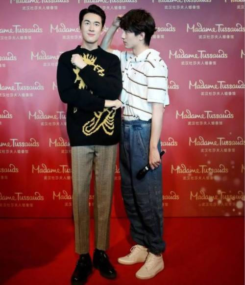 林更新为蜡像揭幕：林更新与自己蜡像比身高,林更新资料及图片