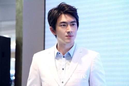 林更新为蜡像揭幕：林更新与自己蜡像比身高,林更新资料及图片