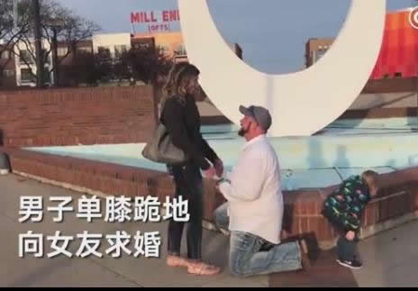 妈妈被求婚儿子抢镜:现场气氛尴尬,求婚表白词大全 妈妈被求婚儿子抢镜:现场气氛尴尬,求婚表白词大全