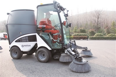 环卫史上最精细考核：扫灰称重,环卫工人精细化保洁