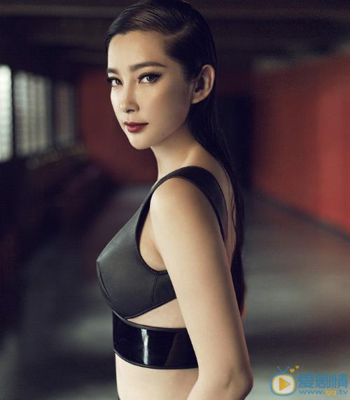 李冰冰现身机场:一身穿搭眼前一亮,李冰冰资料简介及美照