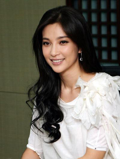 李冰冰现身机场：一身穿搭眼前一亮,李冰冰资料简介及美照