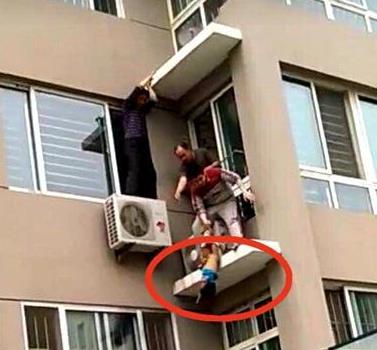 儿童五楼坠落:被二楼邻居一把拽住挽回一场悲剧(图) 儿童五楼坠落:被二楼邻居一把拽住挽回一场悲剧(图)