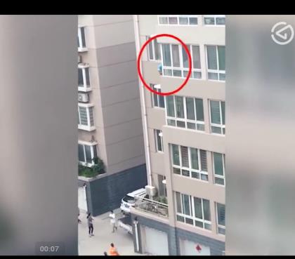 儿童五楼坠落:被二楼邻居一把拽住挽回一场悲剧(图) 儿童五楼坠落:被二楼邻居一把拽住挽回一场悲剧(图)