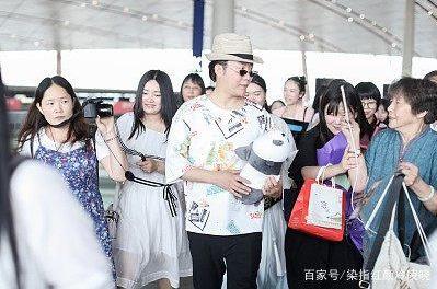 李玉刚回国人气旺：众多粉丝接机,调皮摘墨镜卖萌