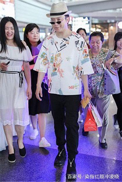 李玉刚回国人气旺：众多粉丝接机,调皮摘墨镜卖萌