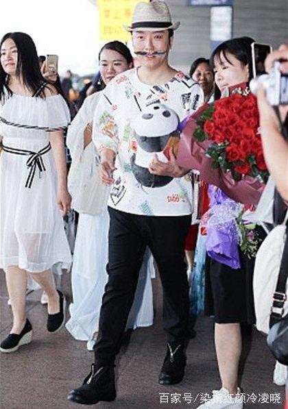 李玉刚回国人气旺：众多粉丝接机,调皮摘墨镜卖萌