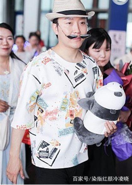 李玉刚回国人气旺：众多粉丝接机,调皮摘墨镜卖萌