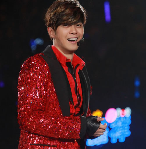 罗志祥晒暖色系自拍：罗志祥资料简介,罗志祥图片