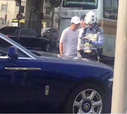 王思聪载美女兜风：偶遇王思聪载美女兜风,那个女的是谁