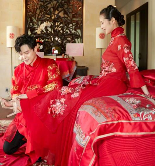 沈梦辰抢到颖儿捧花:伴娘各种抢镜头,她穿的深V礼服 沈梦辰抢到颖儿捧花:伴娘各种抢镜头,她穿的深V礼服