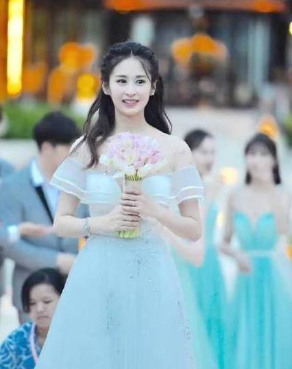 沈梦辰抢到颖儿捧花:伴娘各种抢镜头,她穿的深V礼服 沈梦辰抢到颖儿捧花:伴娘各种抢镜头,她穿的深V礼服