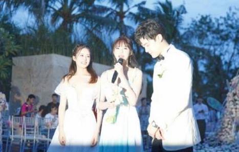 沈梦辰抢到颖儿捧花:伴娘各种抢镜头,她穿的深V礼服 沈梦辰抢到颖儿捧花:伴娘各种抢镜头,她穿的深V礼服