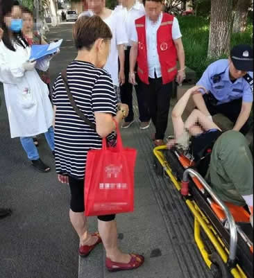 姑娘瘫倒草丛被发现：满身酒气,在草丛里一身露水