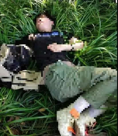 姑娘瘫倒草丛被发现：满身酒气,在草丛里一身露水