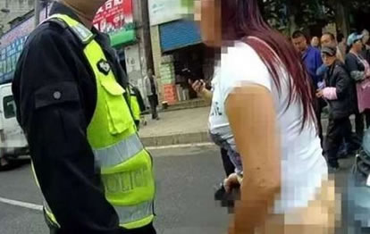 女子当众脱裤子:怎么回事惊呆围观市民,那些奇葩事大盘点 女子当众脱裤子:怎么回事惊呆围观市民,那些奇葩事大盘点