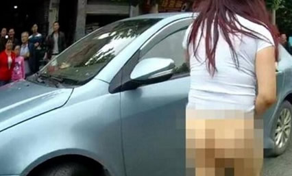 女子当众脱裤子:怎么回事惊呆围观市民,那些奇葩事大盘点 女子当众脱裤子:怎么回事惊呆围观市民,那些奇葩事大盘点