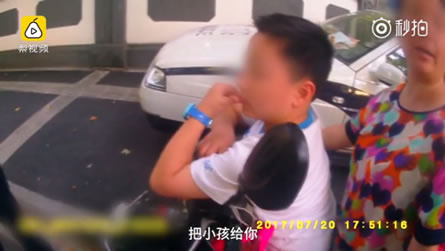 女子当众脱裤子:怎么回事惊呆围观市民,那些奇葩事大盘点 女子当众脱裤子:怎么回事惊呆围观市民,那些奇葩事大盘点