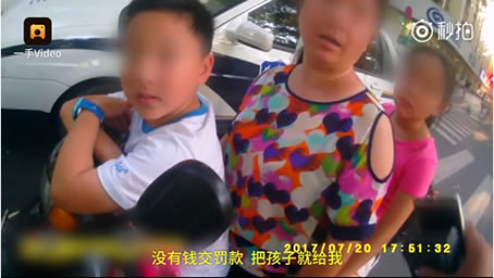 女子当众脱裤子:怎么回事惊呆围观市民,那些奇葩事大盘点 女子当众脱裤子:怎么回事惊呆围观市民,那些奇葩事大盘点