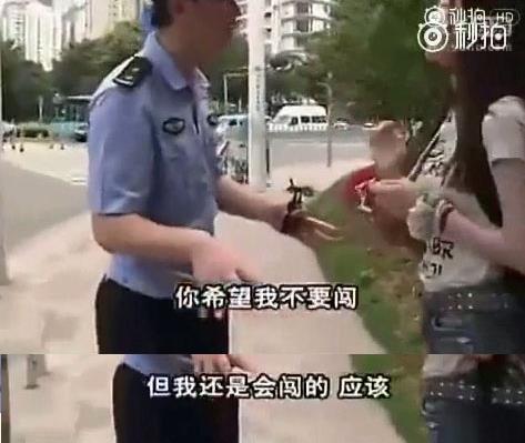 女子当众脱裤子：怎么回事惊呆围观市民,那些奇葩事大盘点