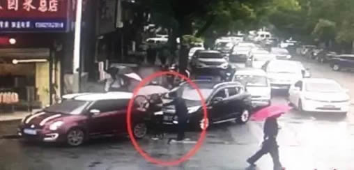 男子当街袭胸多人：街头真实一幕,原因还振振有词表示