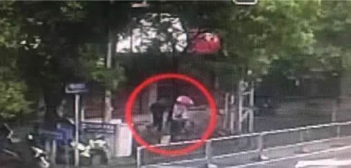 男子当街袭胸多人：街头真实一幕,原因还振振有词表示