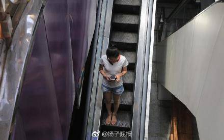 重庆现最苗条电梯:奇葩的最苗条电梯,奇葩建筑盘点 重庆现最苗条电梯:奇葩的最苗条电梯,奇葩建筑盘点