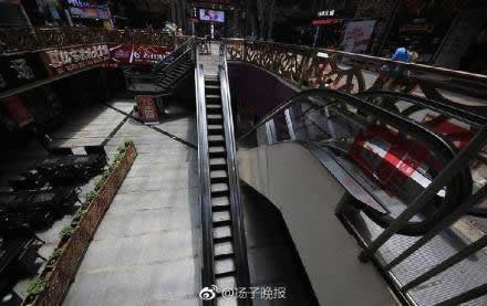 重庆现最苗条电梯:奇葩的最苗条电梯,奇葩建筑盘点 重庆现最苗条电梯:奇葩的最苗条电梯,奇葩建筑盘点