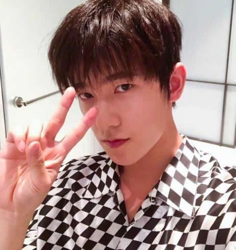 杨洋晒自拍照：帅气显熟男魅力,杨洋图片最帅的图片