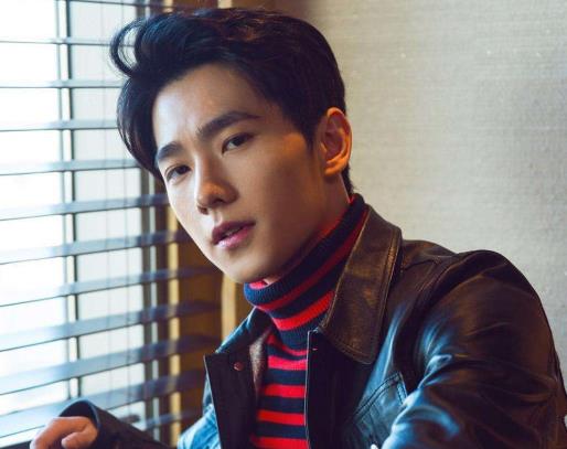 杨洋晒自拍照：帅气显熟男魅力,杨洋图片最帅的图片