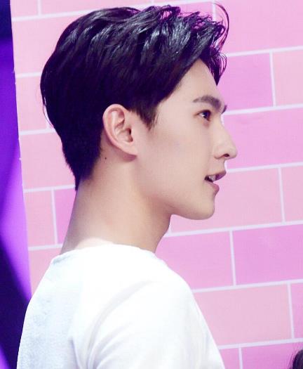 杨洋晒自拍照：帅气显熟男魅力,杨洋图片最帅的图片