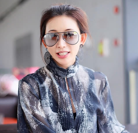 林志玲扎丸子头现身:减龄扮嫩,女神林志玲时尚着装 林志玲扎丸子头现身:减龄扮嫩,女神林志玲时尚着装