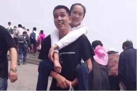 残疾姐弟登长城：心甘情愿做你的眼情比山高（图）