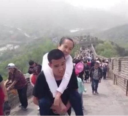 残疾姐弟登长城：心甘情愿做你的眼情比山高（图）