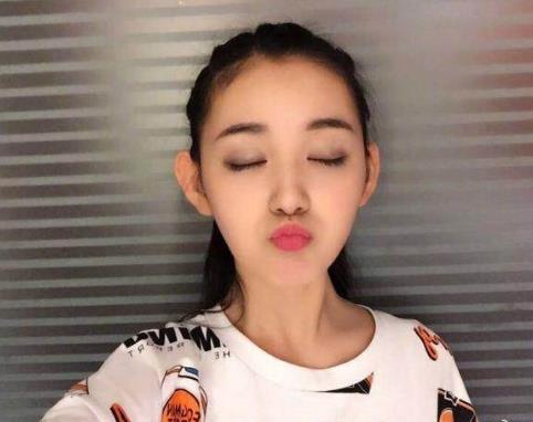 蒋依依最漂亮的照片：近照又美了,她化妆的样子真好看