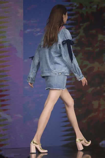 关晓彤运动装秀筷子腿：打底裤尽显高挑身材,关晓彤腿长多少图片