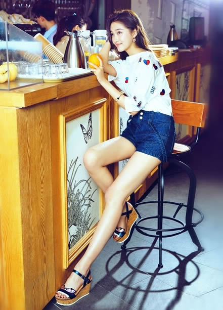 关晓彤运动装秀筷子腿：打底裤尽显高挑身材,关晓彤腿长多少图片