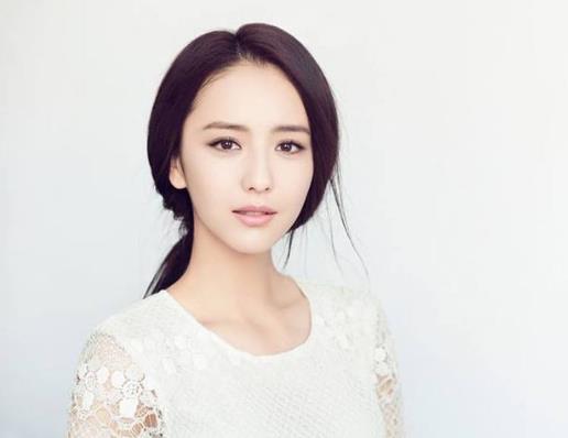 佟丽娅穿短裙秀美腿：佟丽娅端庄优雅,佟丽娅的照片真的很美