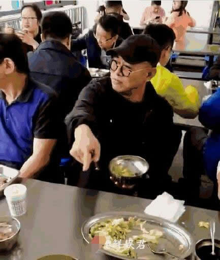 55岁李连杰西藏朝圣:光头驼背显沧桑,李连杰得了什么病 55岁李连杰西藏朝圣:光头驼背显沧桑,李连杰得了什么病