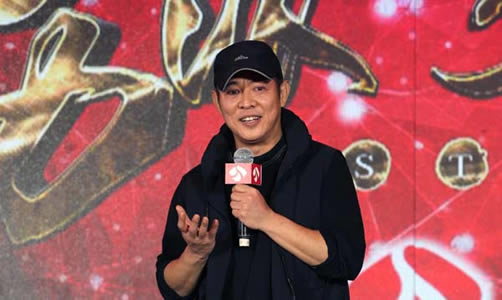 55岁李连杰西藏朝圣:光头驼背显沧桑,李连杰得了什么病 55岁李连杰西藏朝圣:光头驼背显沧桑,李连杰得了什么病