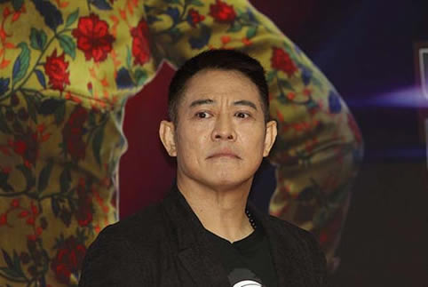 55岁李连杰西藏朝圣:光头驼背显沧桑,李连杰得了什么病 55岁李连杰西藏朝圣:光头驼背显沧桑,李连杰得了什么病