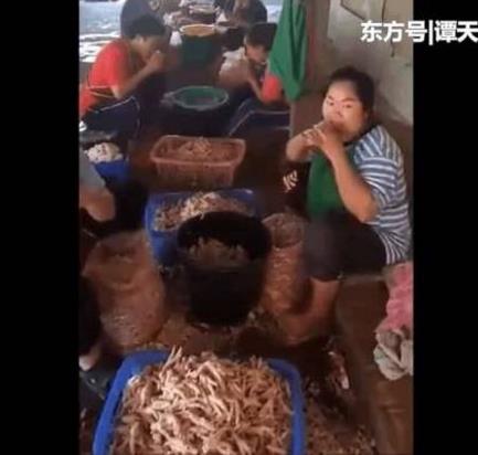 无骨鸡爪竟是工人用嘴啃出来的 网友:恶心（图）