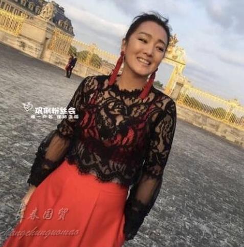 54岁巩俐近照曝光：透视装搭配红色长裙,巩俐年轻时图片