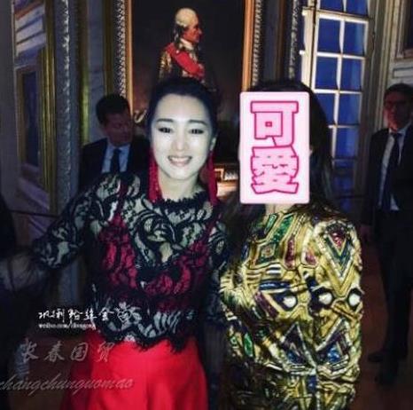 54岁巩俐近照曝光：透视装搭配红色长裙,巩俐年轻时图片