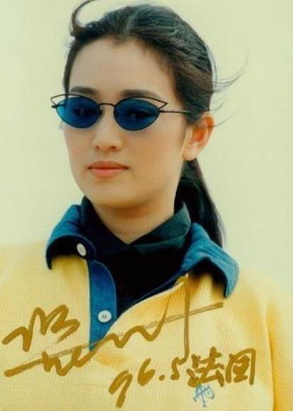 54岁巩俐近照曝光：透视装搭配红色长裙,巩俐年轻时图片