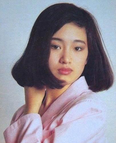 54岁巩俐近照曝光：透视装搭配红色长裙,巩俐年轻时图片