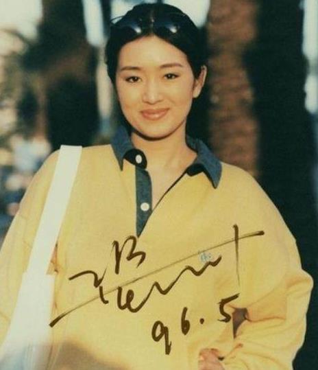 54岁巩俐近照曝光：透视装搭配红色长裙,巩俐年轻时图片