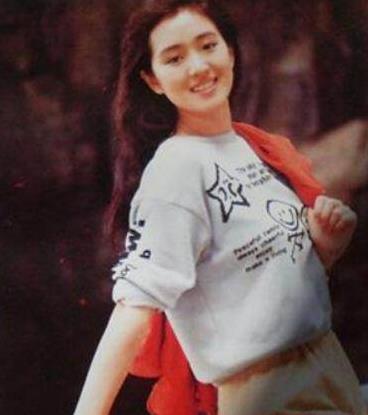 54岁巩俐近照曝光：透视装搭配红色长裙,巩俐年轻时图片