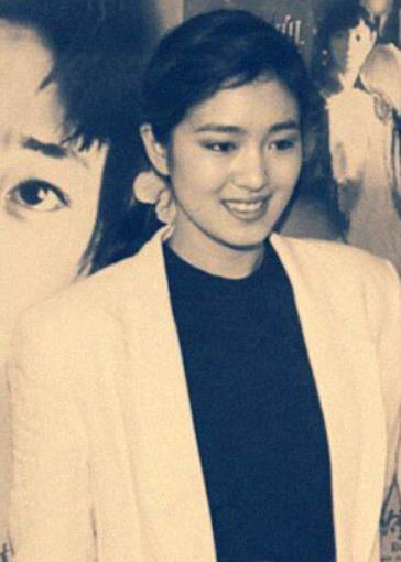 54岁巩俐近照曝光：透视装搭配红色长裙,巩俐年轻时图片